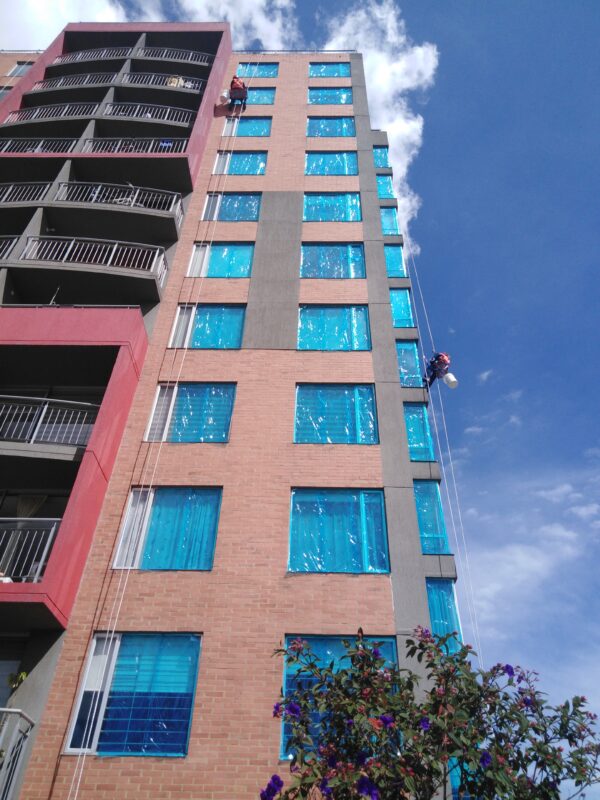 Mantenimiento y pintura de edificios altos